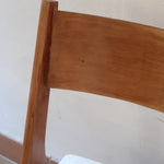 Deux chaises vintage en hêtre massif des années 50 avec assise en tissu bouclette clair, design épuré à la René-Jean Caillette, présentées seules et en mise en situation.