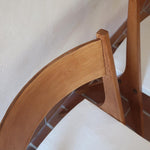 Deux chaises vintage en hêtre massif des années 50 avec assise en tissu bouclette clair, design épuré à la René-Jean Caillette, présentées seules et en mise en situation.