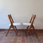 Deux chaises vintage en hêtre massif des années 50 avec assise en tissu bouclette clair, design épuré à la René-Jean Caillette, présentées seules et en mise en situation.