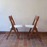 Deux chaises vintage en hêtre massif des années 50 avec assise en tissu bouclette clair, design épuré à la René-Jean Caillette, présentées seules et en mise en situation.