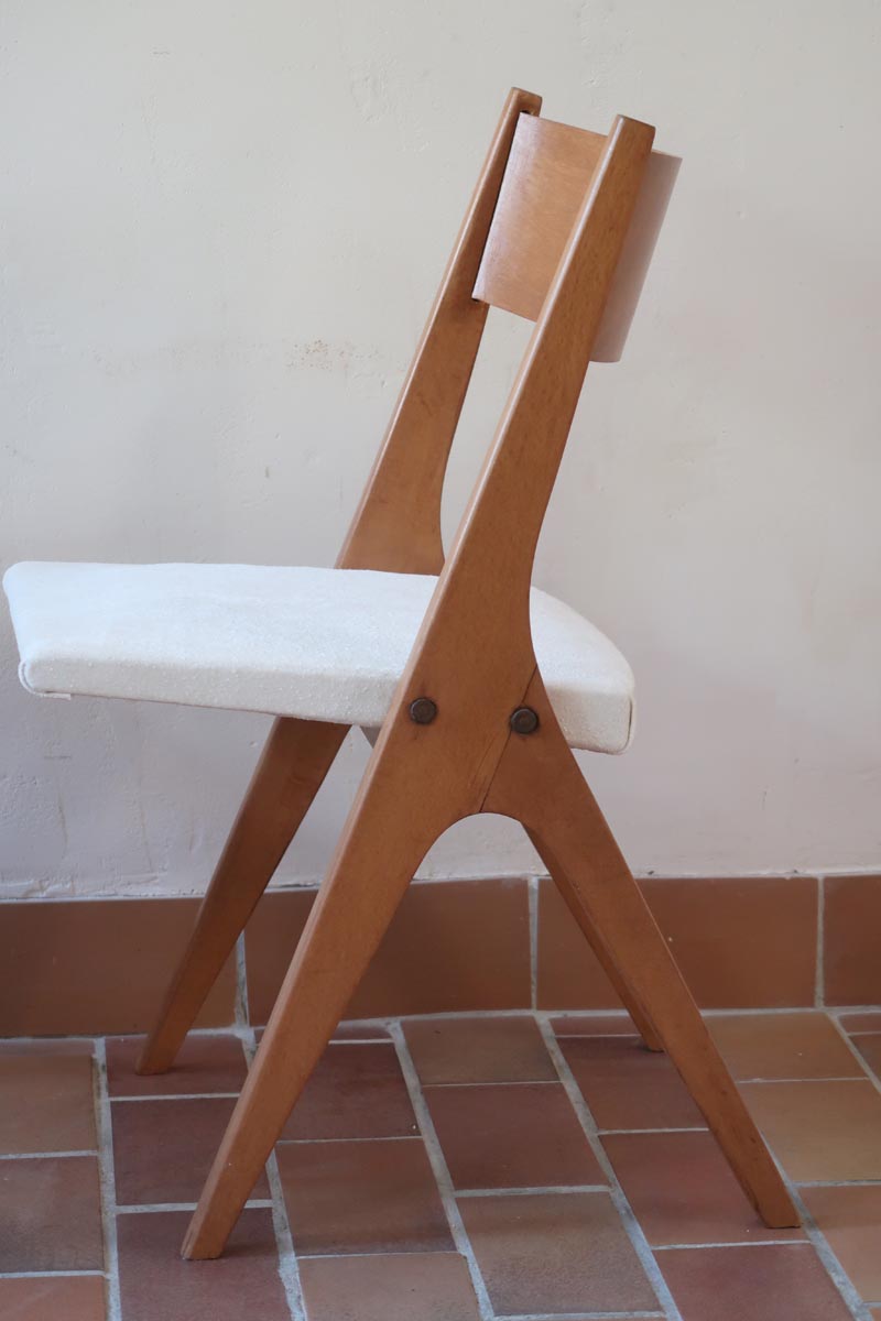 Deux chaises vintage en hêtre massif des années 50 avec assise en tissu bouclette clair, design épuré à la René-Jean Caillette, présentées seules et en mise en situation.