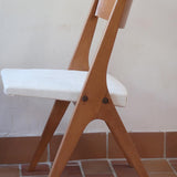 Deux chaises vintage en hêtre massif des années 50 avec assise en tissu bouclette clair, design épuré à la René-Jean Caillette, présentées seules et en mise en situation.