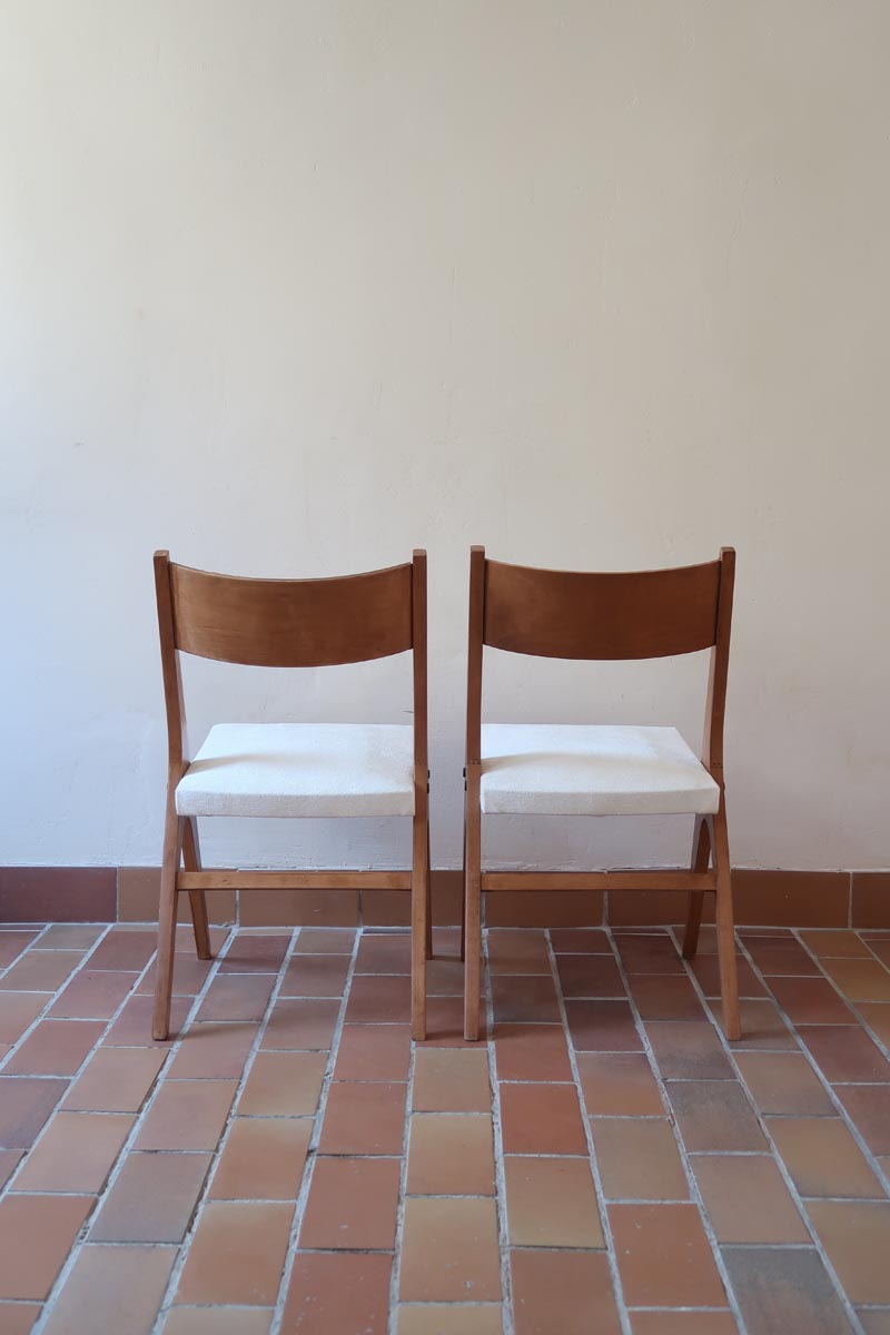 Deux chaises vintage en hêtre massif des années 50 avec assise en tissu bouclette clair, design épuré à la René-Jean Caillette, présentées seules et en mise en situation.