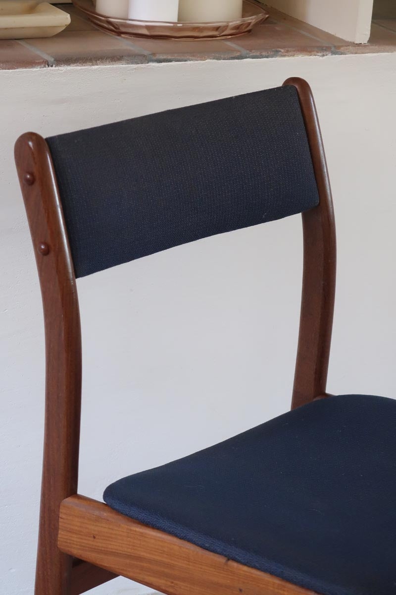 Chaise scandinave vintage en teck et tissu bleu – années 60