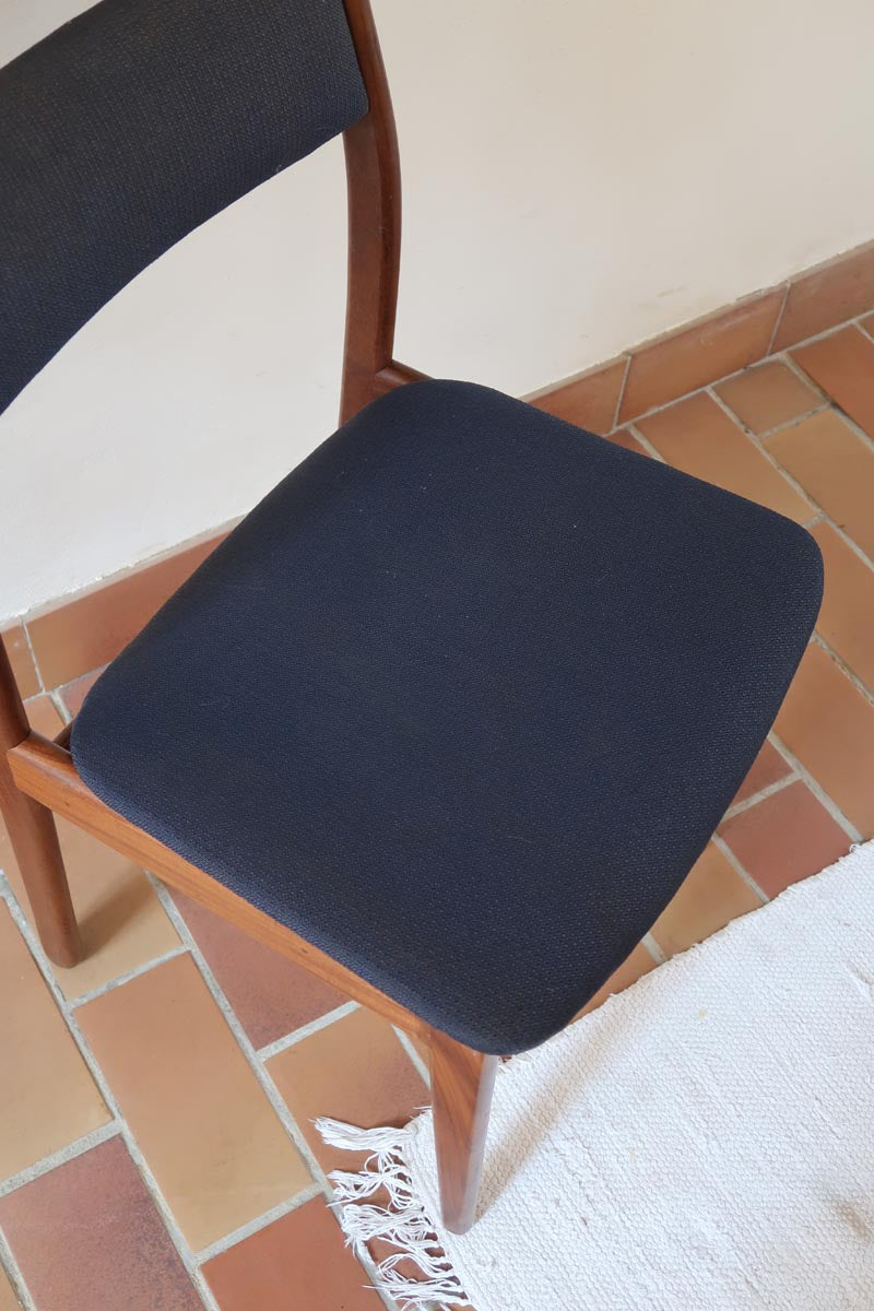 Chaise scandinave vintage en teck et tissu bleu – années 60