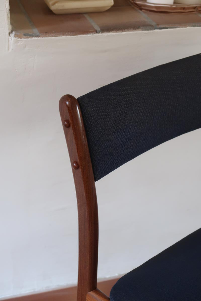 Chaise scandinave vintage en teck et tissu bleu – années 60