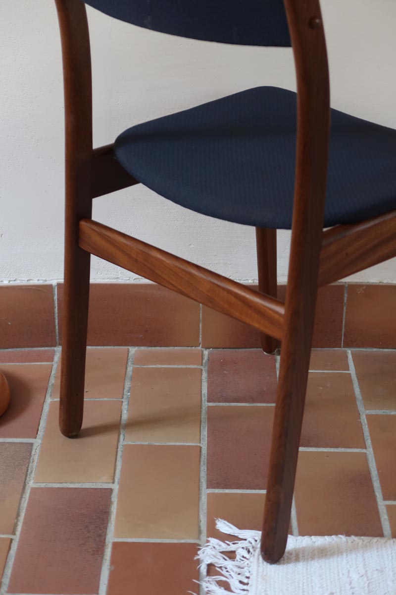 Chaise scandinave vintage en teck et tissu bleu – années 60