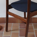 Chaise scandinave vintage en teck et tissu bleu – années 60