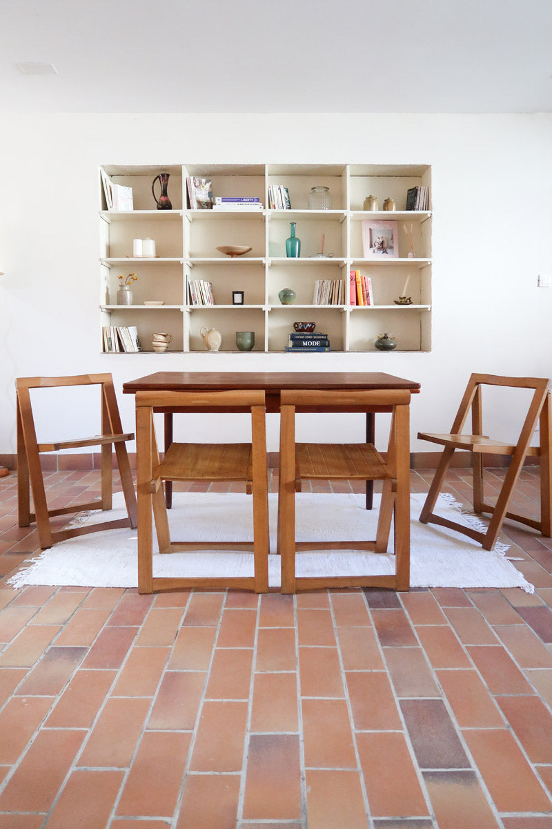 Quatre chaises pliantes en bois massif années 70 style Aldo Jacober avec dossier épais et assise à lattes.