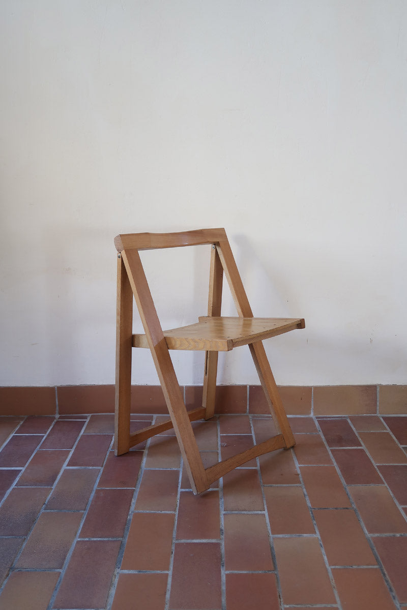 Quatre chaises pliantes en bois massif années 70 style Aldo Jacober avec dossier épais et assise à lattes.