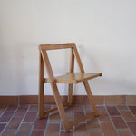 Quatre chaises pliantes en bois massif années 70 style Aldo Jacober avec dossier épais et assise à lattes.