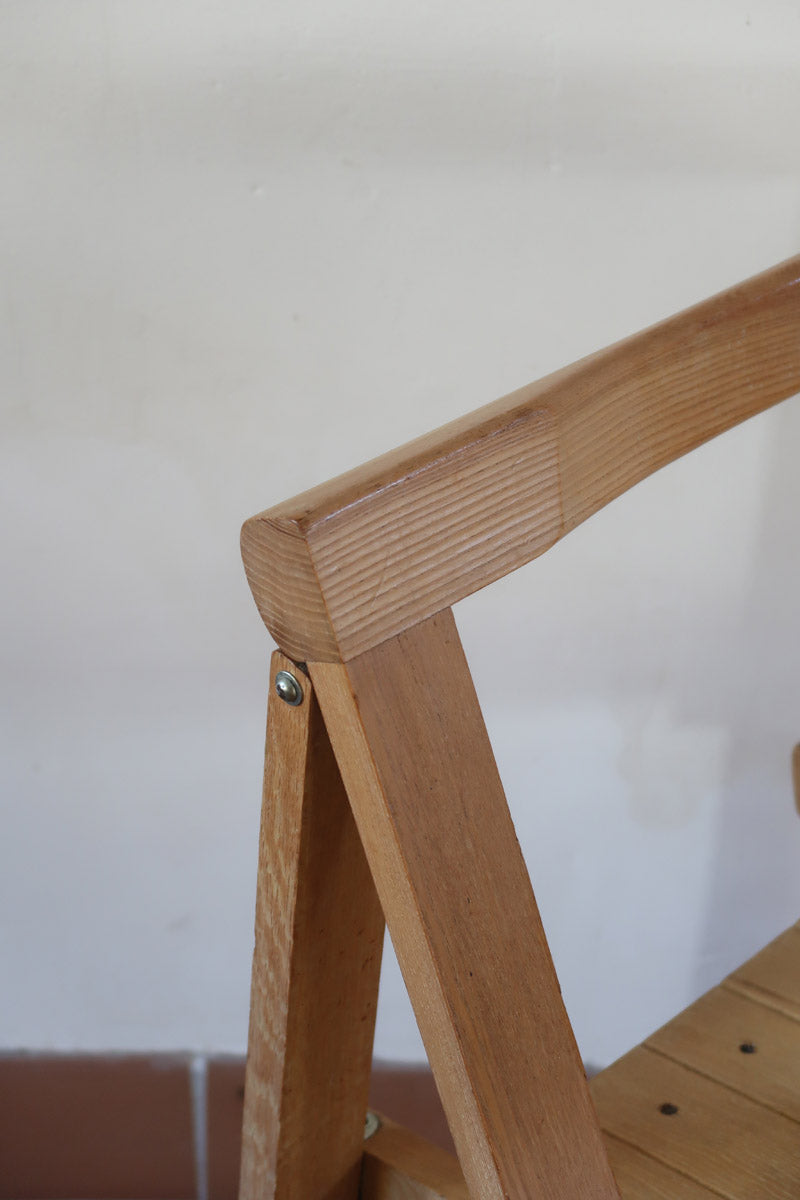 Quatre chaises pliantes en bois massif années 70 style Aldo Jacober avec dossier épais et assise à lattes.