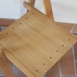 Quatre chaises pliantes en bois massif années 70 style Aldo Jacober avec dossier épais et assise à lattes.