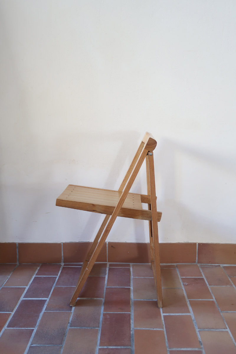 Quatre chaises pliantes en bois massif années 70 style Aldo Jacober avec dossier épais et assise à lattes.