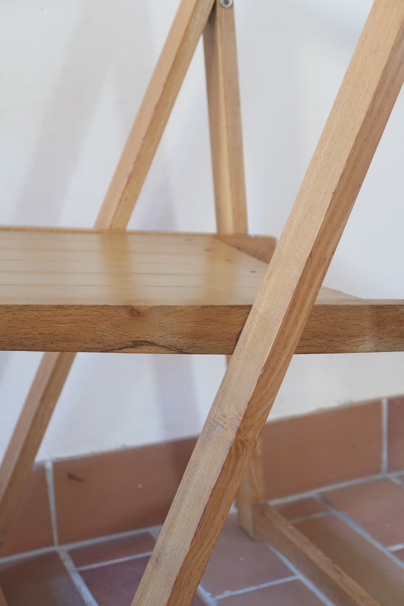 Quatre chaises pliantes en bois massif années 70 style Aldo Jacober avec dossier épais et assise à lattes.