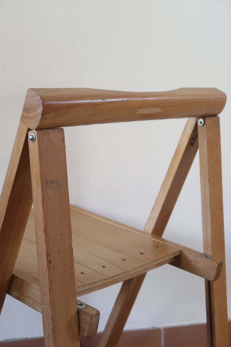 Quatre chaises pliantes en bois massif années 70 style Aldo Jacober avec dossier épais et assise à lattes.