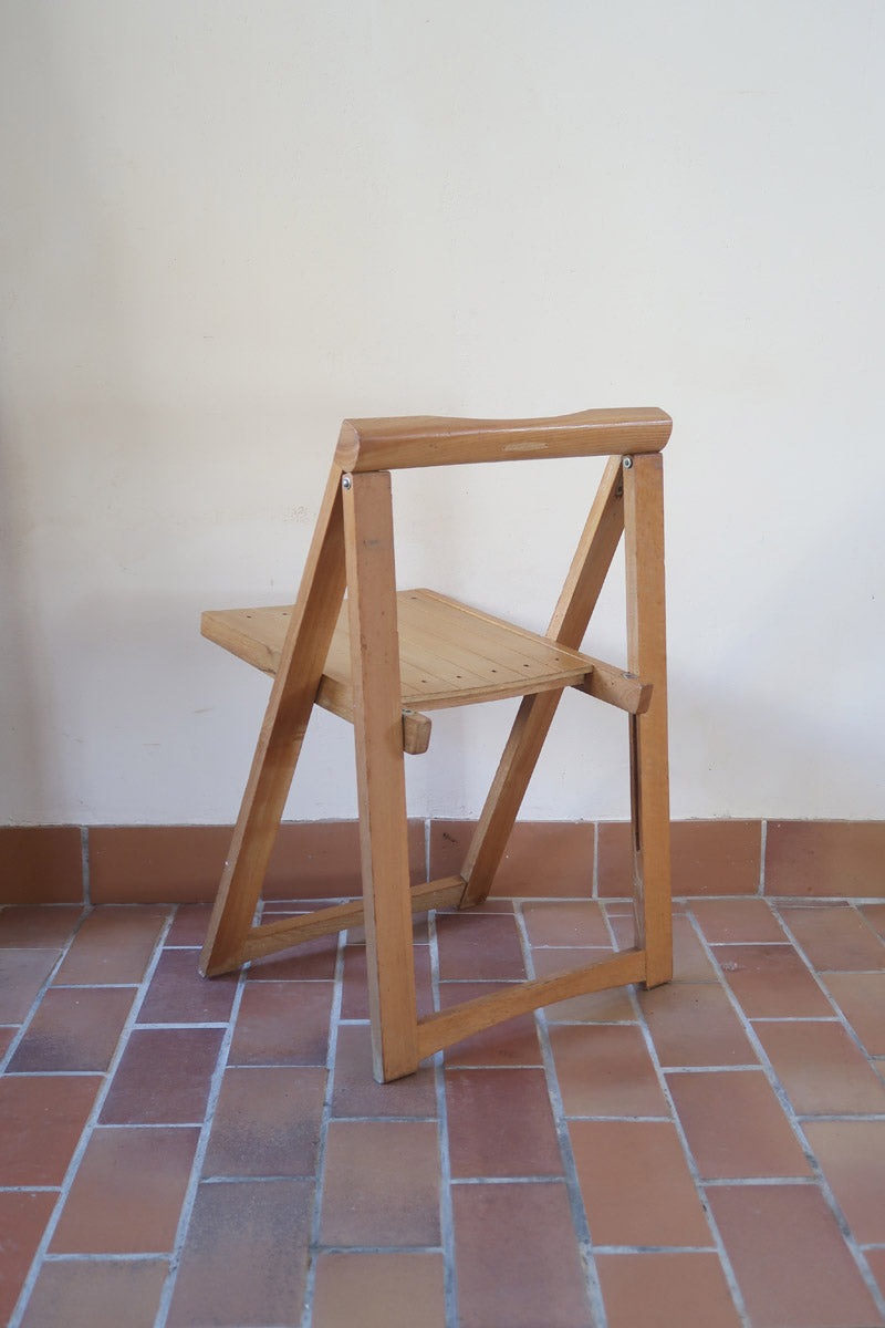Quatre chaises pliantes en bois massif années 70 style Aldo Jacober avec dossier épais et assise à lattes.