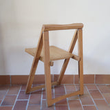 Quatre chaises pliantes en bois massif années 70 style Aldo Jacober avec dossier épais et assise à lattes.