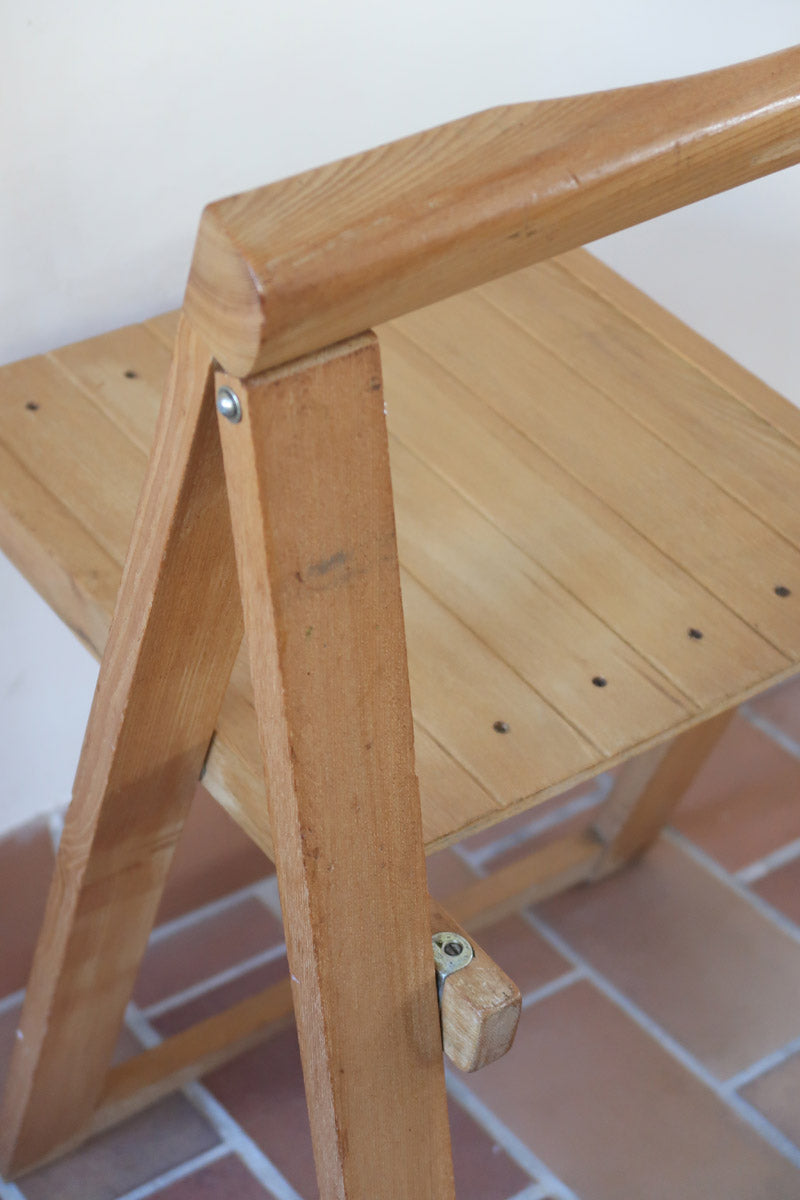 Quatre chaises pliantes en bois massif années 70 style Aldo Jacober avec dossier épais et assise à lattes.