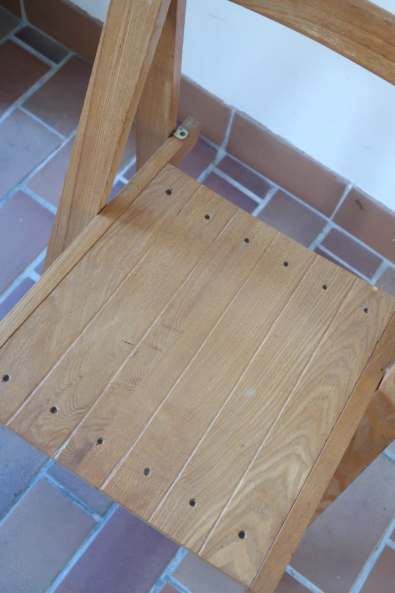 Quatre chaises pliantes en bois massif années 70 style Aldo Jacober avec dossier épais et assise à lattes.