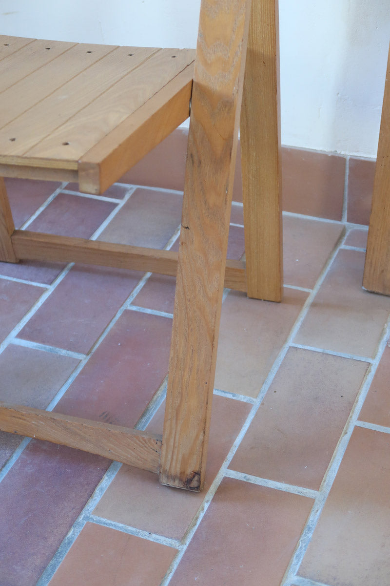 Quatre chaises pliantes en bois massif années 70 style Aldo Jacober avec dossier épais et assise à lattes.