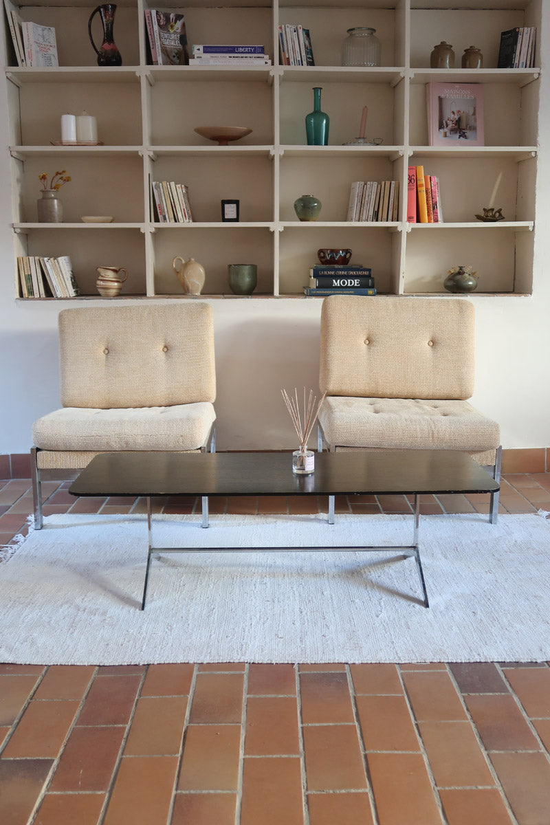 Paire de chauffeuses modernistes années 70 en acier avec tissu beige d’origine et dossier capitonné.