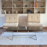 Paire de chauffeuses modernistes années 70 en acier avec tissu beige d’origine et dossier capitonné.
