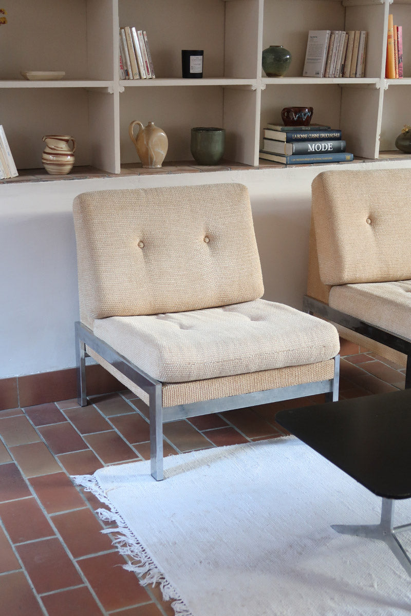 Paire de chauffeuses modernistes années 70 en acier avec tissu beige d’origine et dossier capitonné.