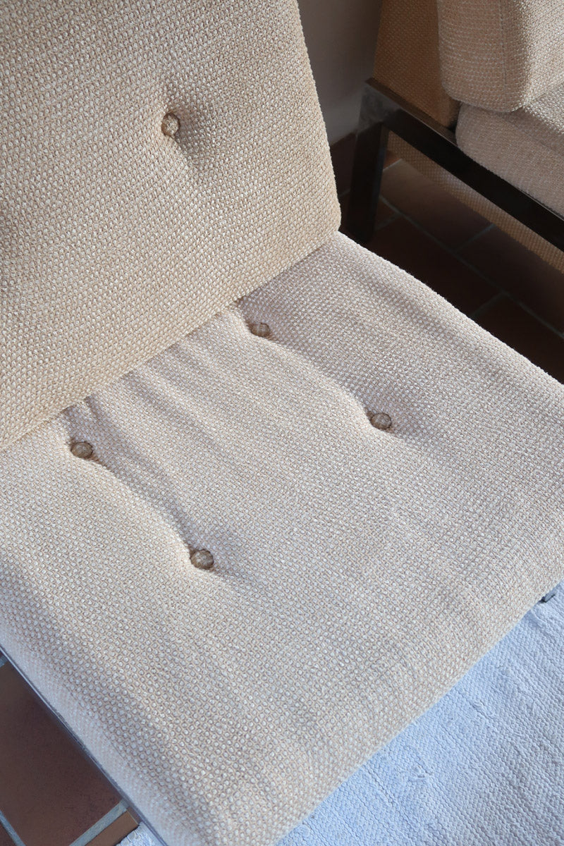 Paire de chauffeuses modernistes années 70 en acier avec tissu beige d’origine et dossier capitonné.