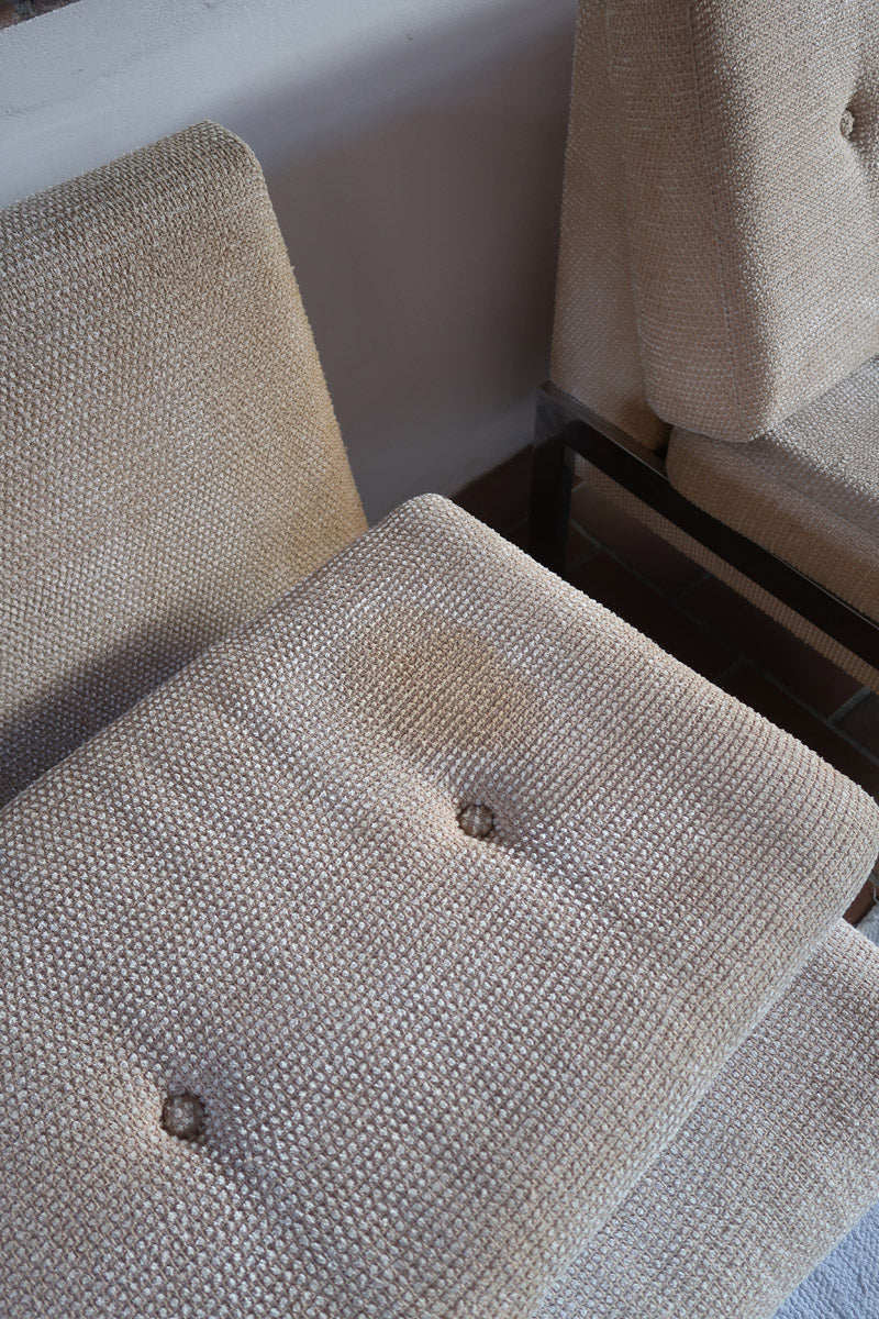 Paire de chauffeuses modernistes années 70 en acier avec tissu beige d’origine et dossier capitonné.