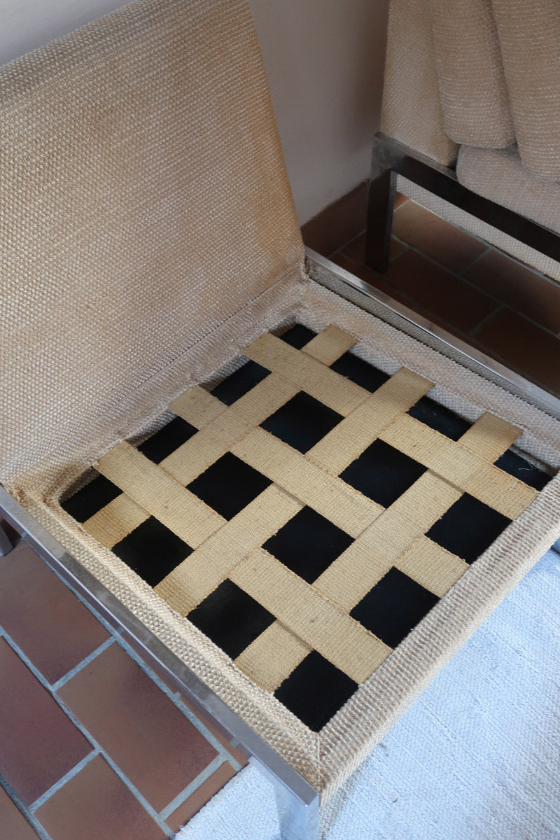 Paire de chauffeuses modernistes années 70 en acier avec tissu beige d’origine et dossier capitonné.