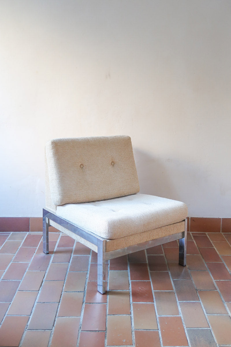 Paire de chauffeuses modernistes années 70 en acier avec tissu beige d’origine et dossier capitonné.