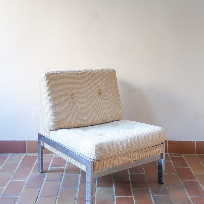 Paire de chauffeuses modernistes années 70 en acier avec tissu beige d’origine et dossier capitonné.