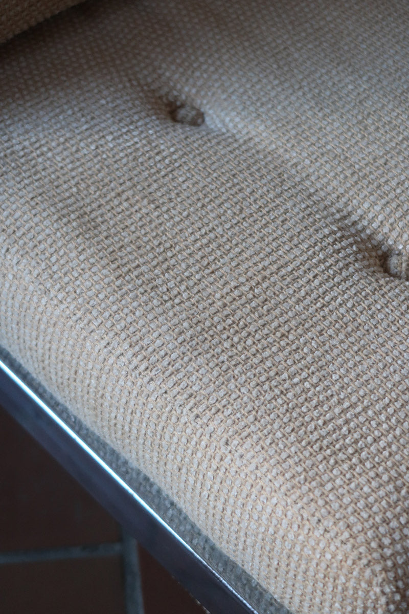 Paire de chauffeuses modernistes années 70 en acier avec tissu beige d’origine et dossier capitonné.