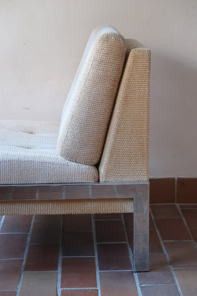 Paire de chauffeuses modernistes années 70 en acier avec tissu beige d’origine et dossier capitonné.