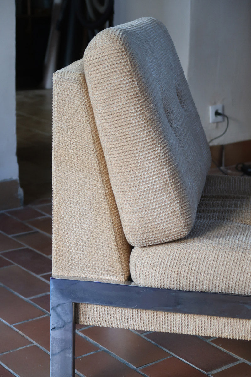 Paire de chauffeuses modernistes années 70 en acier avec tissu beige d’origine et dossier capitonné.