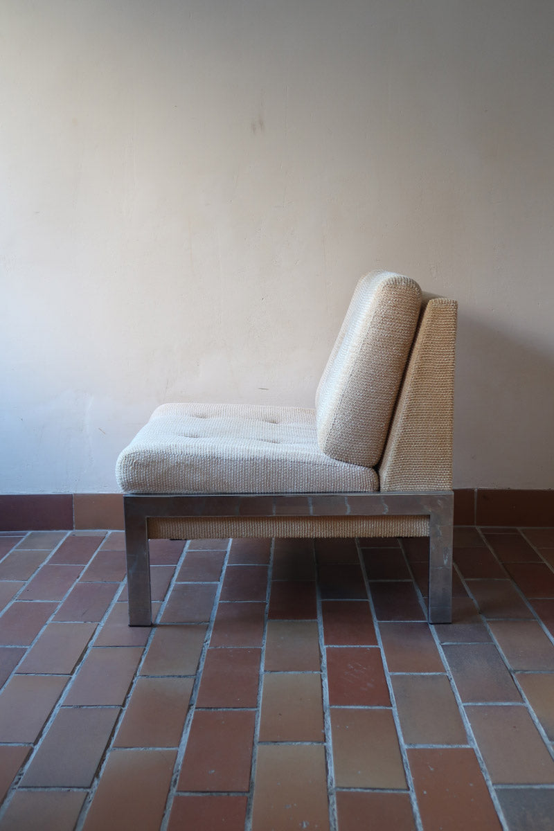 Paire de chauffeuses modernistes années 70 en acier avec tissu beige d’origine et dossier capitonné.
