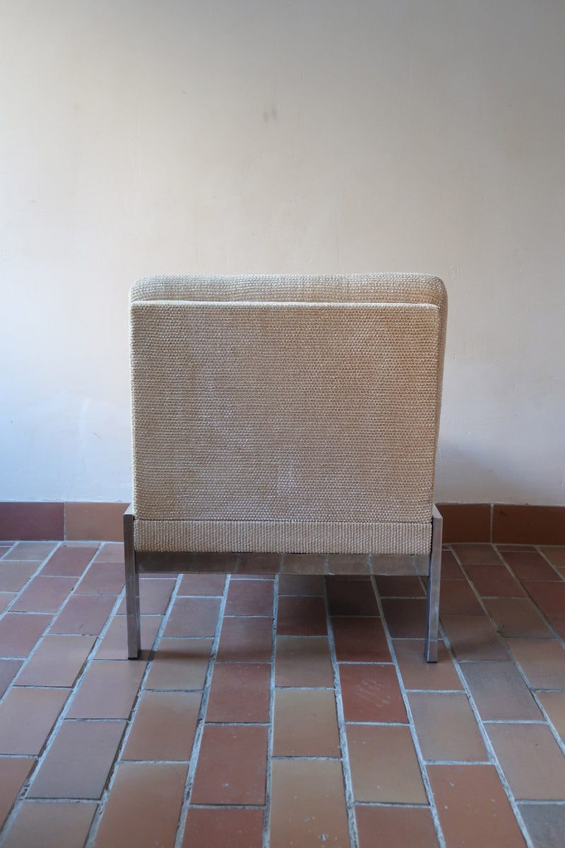 Paire de chauffeuses modernistes années 70 en acier avec tissu beige d’origine et dossier capitonné.