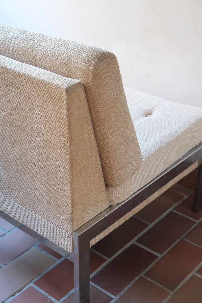 Paire de chauffeuses modernistes années 70 en acier avec tissu beige d’origine et dossier capitonné.