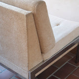 Paire de chauffeuses modernistes années 70 en acier avec tissu beige d’origine et dossier capitonné.