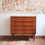Commode danoise en teck des années 60 avec quatre tiroirs et lignes sobres typiques du mobilier scandinave mid-century.