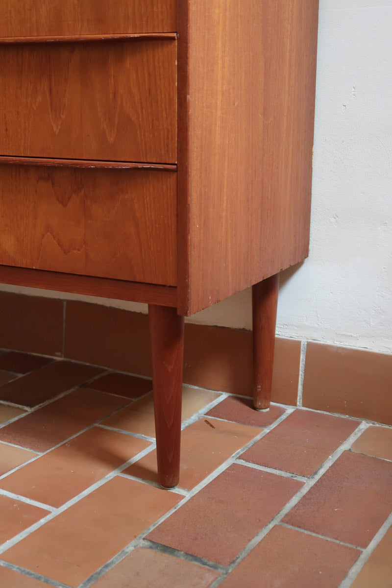 Commode danoise en teck des années 60 avec quatre tiroirs et lignes sobres typiques du mobilier scandinave mid-century.