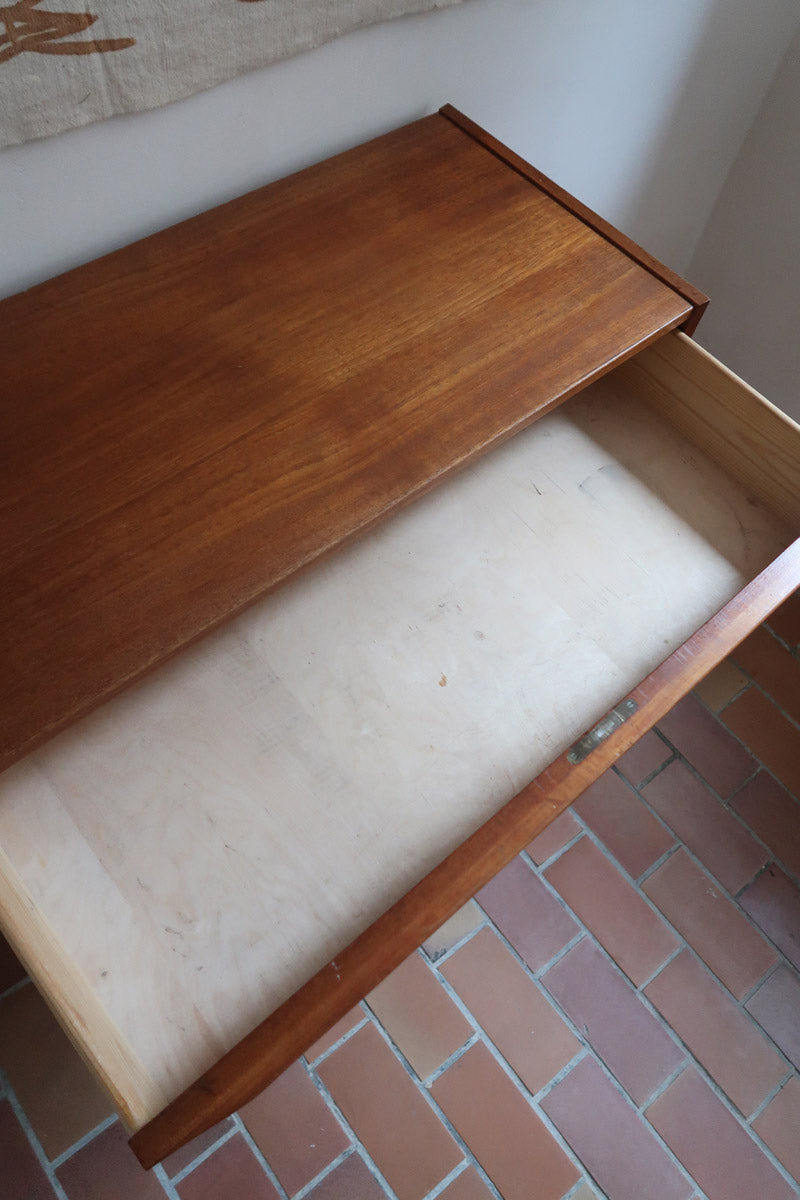 Commode danoise en teck des années 60 avec quatre tiroirs et lignes sobres typiques du mobilier scandinave mid-century.