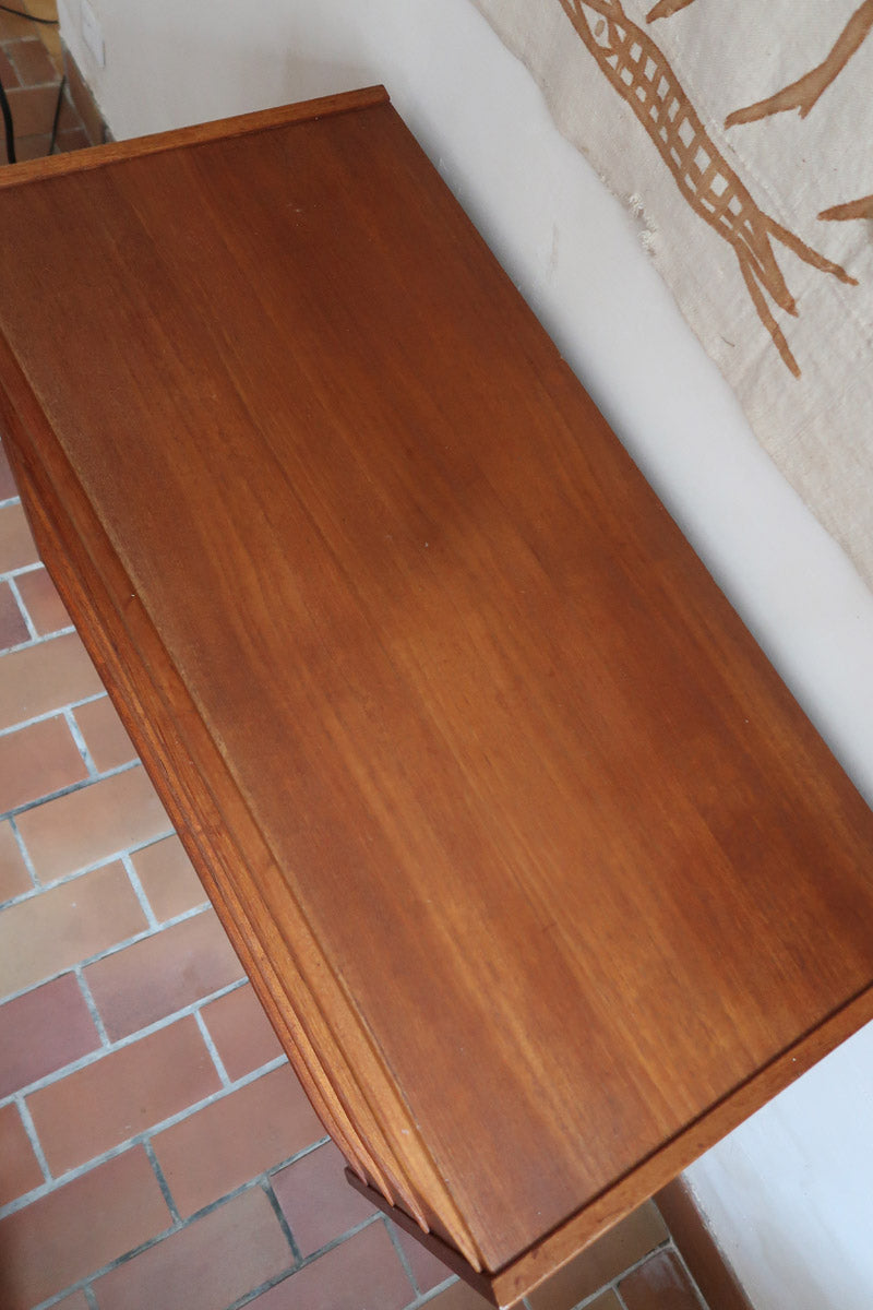 Commode danoise en teck des années 60 avec quatre tiroirs et lignes sobres typiques du mobilier scandinave mid-century.