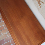 Commode danoise en teck des années 60 avec quatre tiroirs et lignes sobres typiques du mobilier scandinave mid-century.