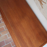 Commode danoise en teck des années 60 avec quatre tiroirs et lignes sobres typiques du mobilier scandinave mid-century.