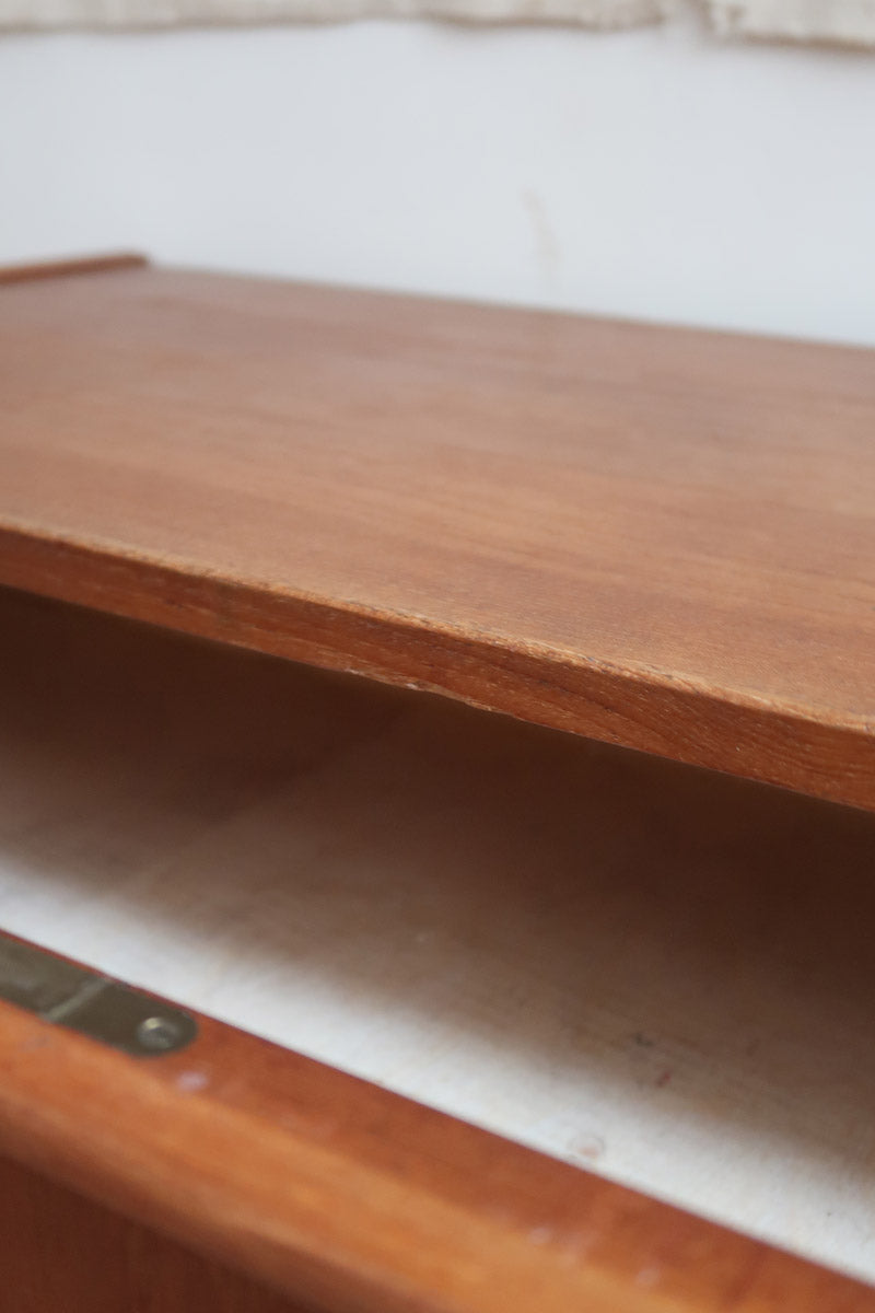 Commode danoise en teck des années 60 avec quatre tiroirs et lignes sobres typiques du mobilier scandinave mid-century.