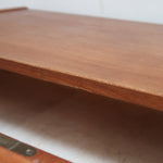 Commode danoise en teck des années 60 avec quatre tiroirs et lignes sobres typiques du mobilier scandinave mid-century.