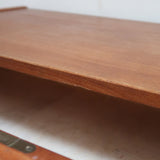 Commode danoise en teck des années 60 avec quatre tiroirs et lignes sobres typiques du mobilier scandinave mid-century.