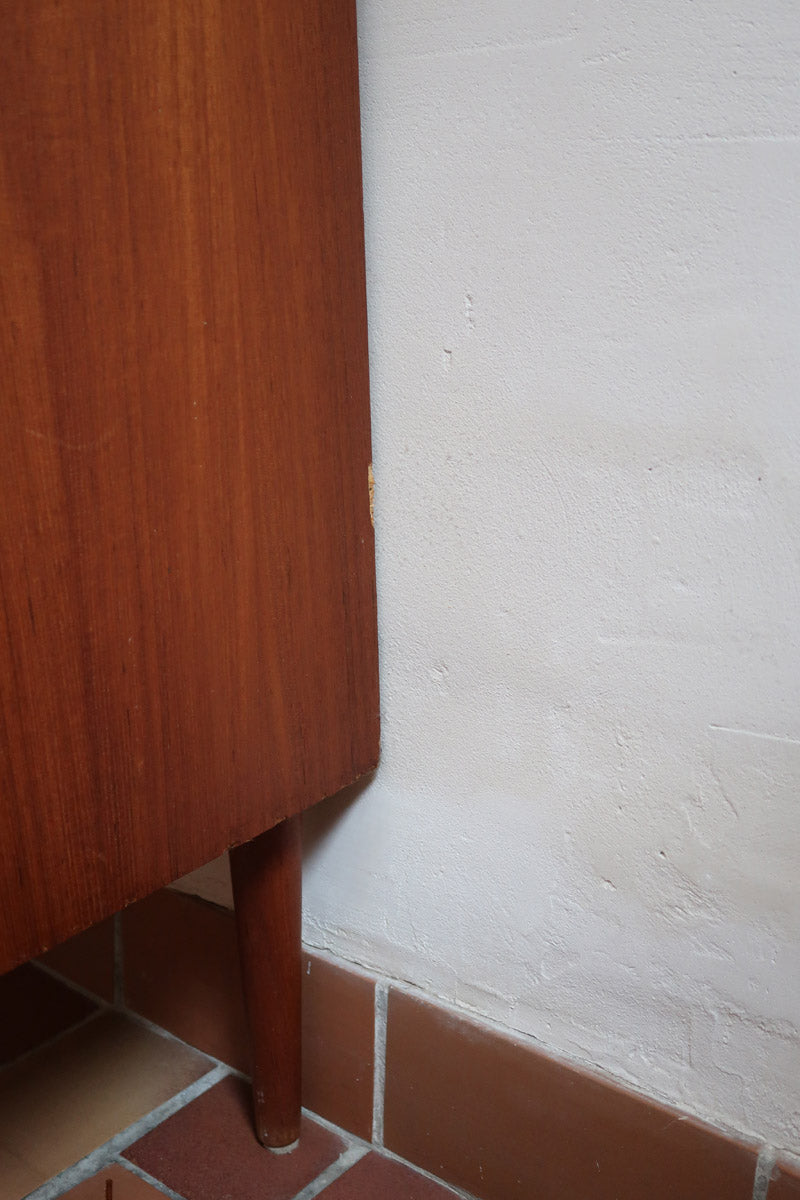 Commode danoise en teck des années 60 avec quatre tiroirs et lignes sobres typiques du mobilier scandinave mid-century.